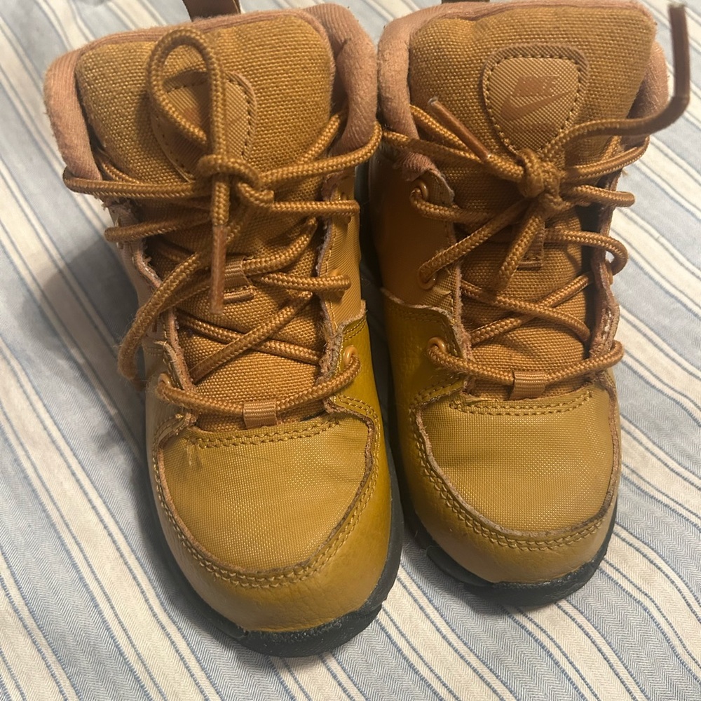 Nike Manola wheat sz 9c good condition